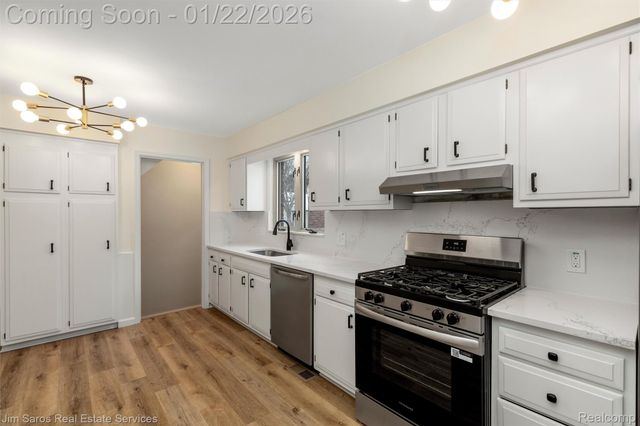 21741 Bournemouth Street, Harper Woods, MI 48225