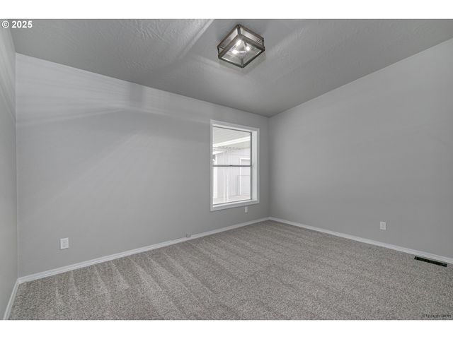 3435 STEVEN St, Woodburn, OR 97071