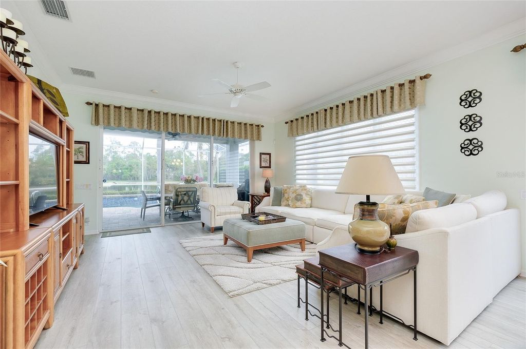 Image 18 of property listing at 8639 54TH AVENUE CIRCLE E, Bradenton, FL 34211