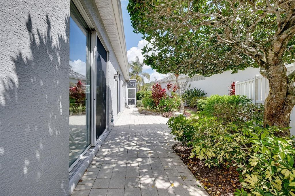 Image 40 of property listing at 8639 54TH AVENUE CIRCLE E, Bradenton, FL 34211