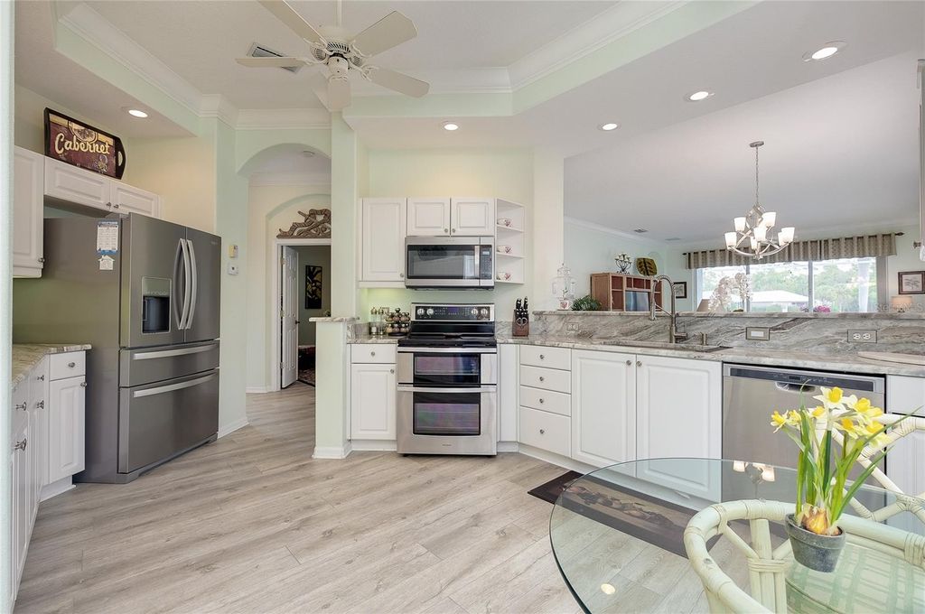 Image 10 of property listing at 8639 54TH AVENUE CIRCLE E, Bradenton, FL 34211