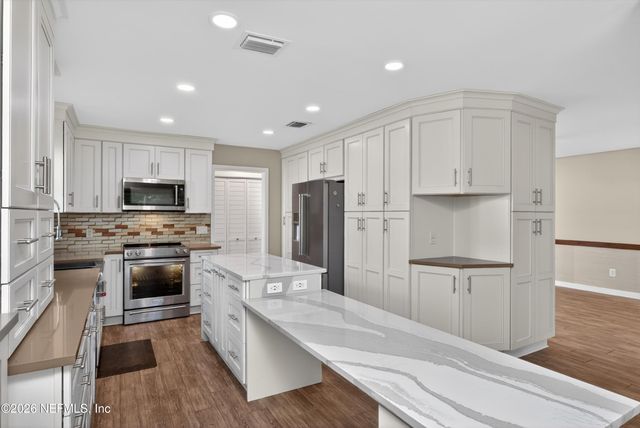 8137 VILLAGE GATE Court, Jacksonville, FL 32217