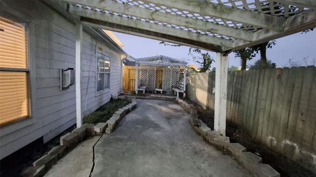 6887 Turtlewood Drive, Houston, TX 77072