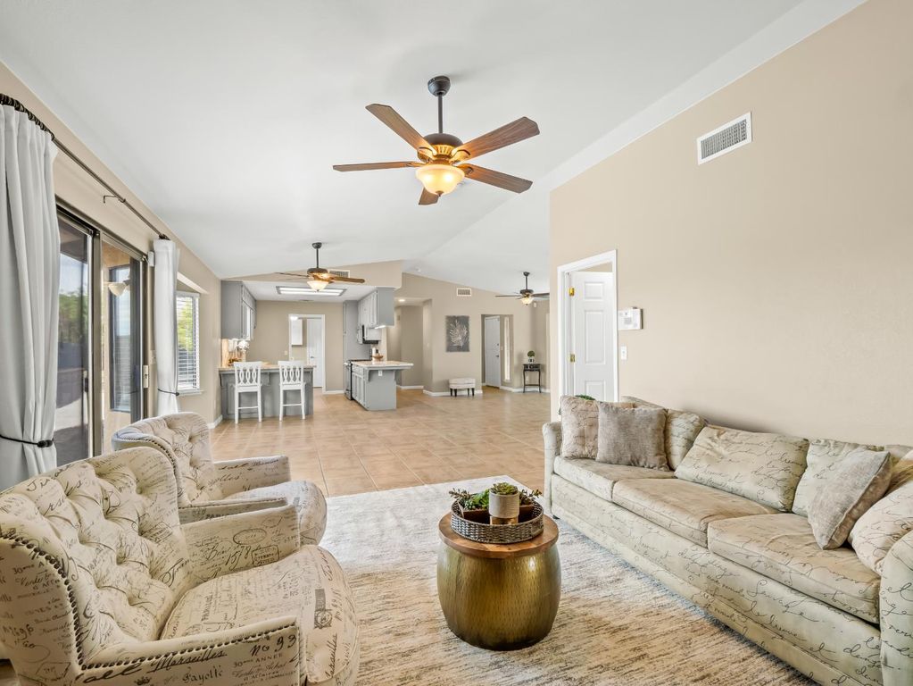 Image 10 of property listing at 35297 Avenue 12 1/2, Madera, CA 93636