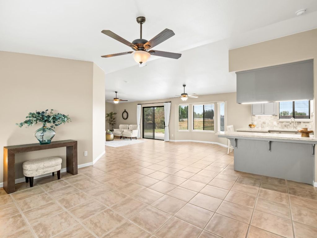 Image 3 of property listing at 35297 Avenue 12 1/2, Madera, CA 93636