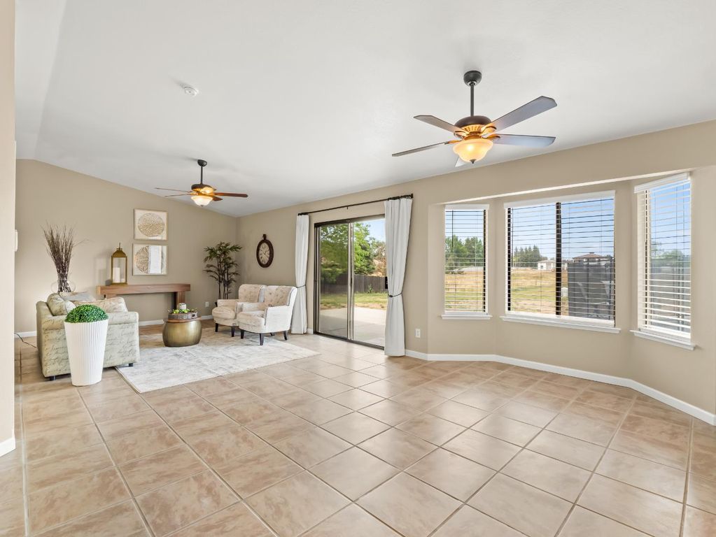 Image 5 of property listing at 35297 Avenue 12 1/2, Madera, CA 93636