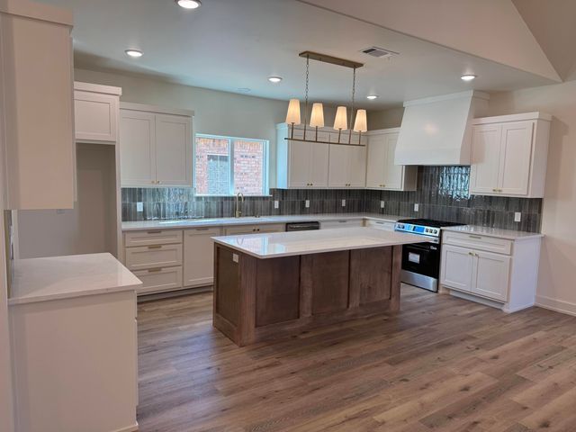 1213 N 6th Street, Wolfforth, TX 79382