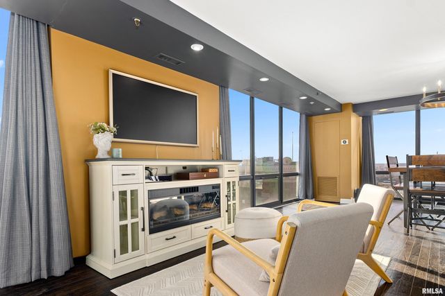 123 SW JEFFERSON Avenue E17A-B, Peoria, IL 61602