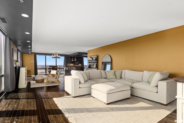 123 SW JEFFERSON Avenue E17A-B, Peoria, IL 61602