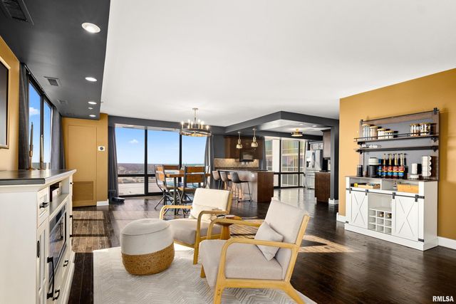 123 SW JEFFERSON Avenue E17A-B, Peoria, IL 61602