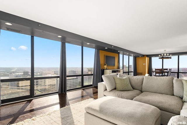 123 SW JEFFERSON Avenue E17A-B, Peoria, IL 61602