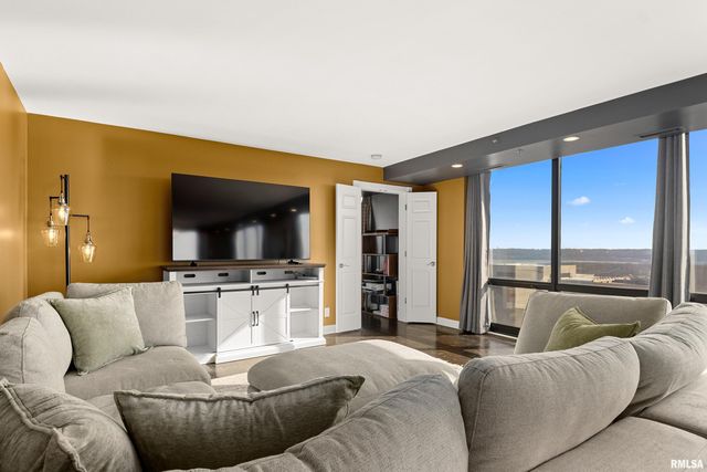 123 SW JEFFERSON Avenue E17A-B, Peoria, IL 61602