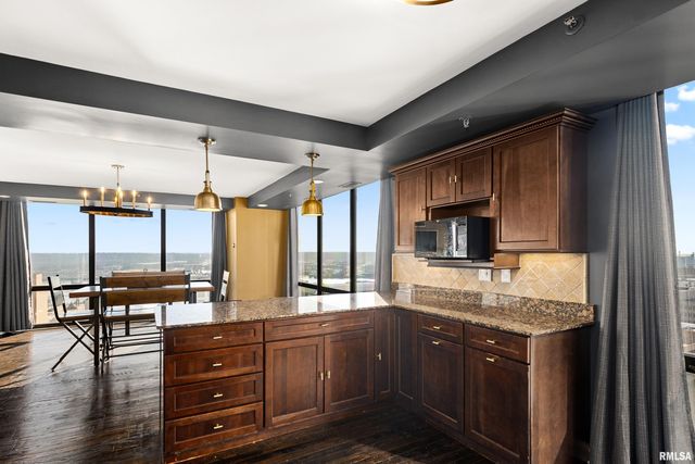 123 SW JEFFERSON Avenue E17A-B, Peoria, IL 61602