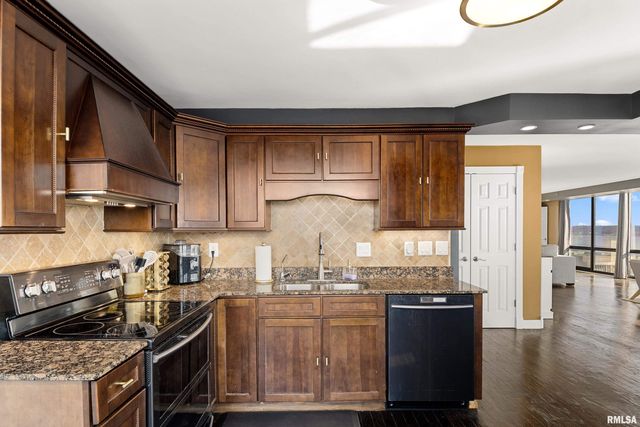 123 SW JEFFERSON Avenue E17A-B, Peoria, IL 61602