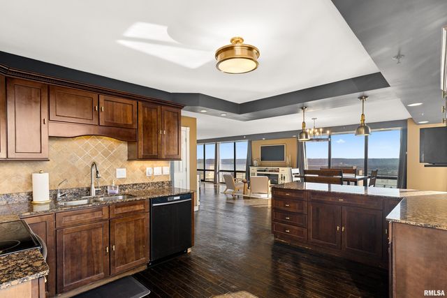 123 SW JEFFERSON Avenue E17A-B, Peoria, IL 61602