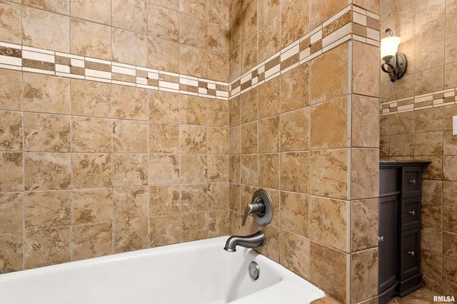 123 SW JEFFERSON Avenue E17A-B, Peoria, IL 61602