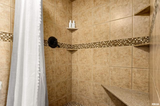 123 SW JEFFERSON Avenue E17A-B, Peoria, IL 61602