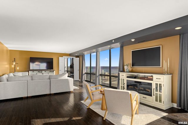 123 SW JEFFERSON Avenue E17A-B, Peoria, IL 61602