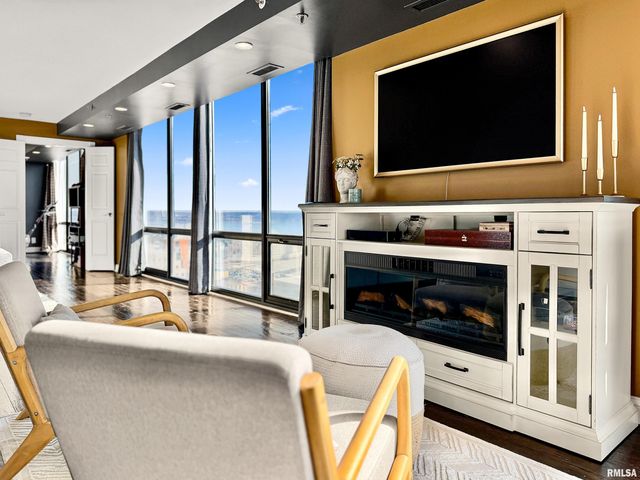 123 SW JEFFERSON Avenue E17A-B, Peoria, IL 61602