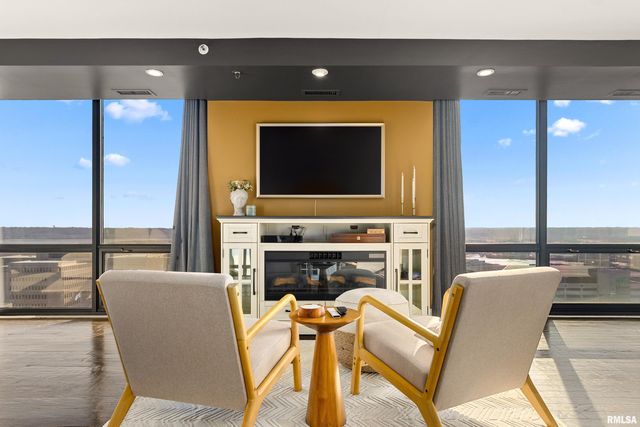 123 SW JEFFERSON Avenue E17A-B, Peoria, IL 61602