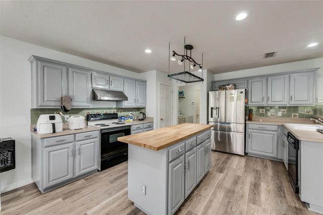 603 Pine Meadow Court, Arlington, TX 76012