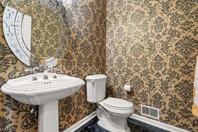 9 Woodland Ct, Wayne Twp., NJ 07470