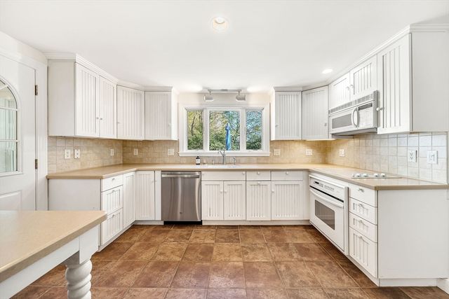 10 Bennett Rd, Wayland, MA 01778