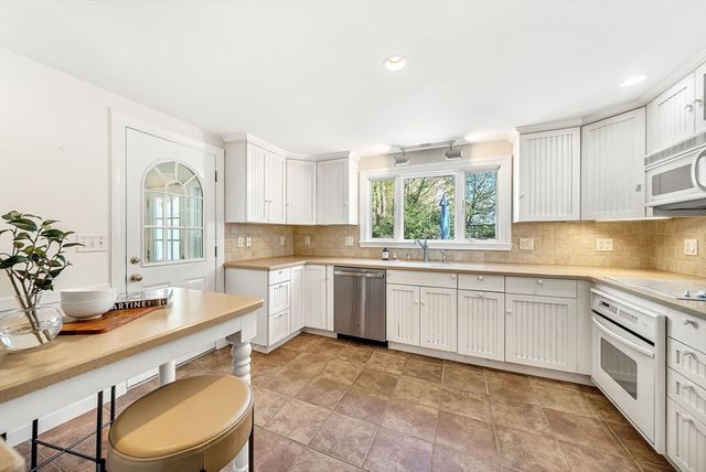 10 Bennett Rd, Wayland, MA 01778