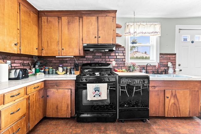 577 Pokross St, Fall River, MA 02724