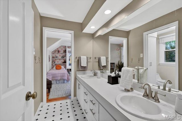 8104 Stratford Drive, Clayton, MO 63105