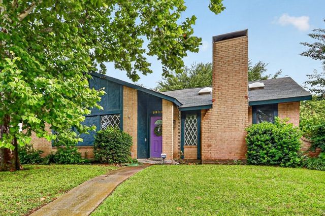2806 Holy Cross Lane, Garland, TX 75044