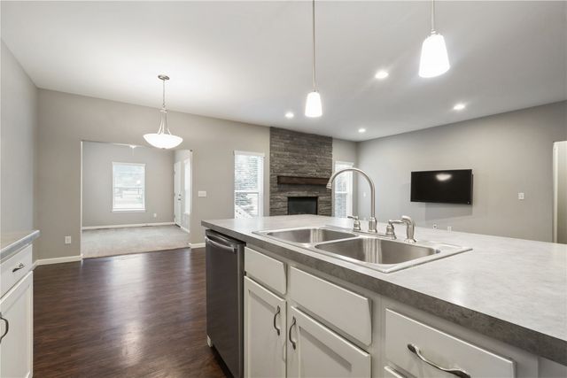 519 Stone Hedge Dr NW, Cedar Rapids, IA 52405