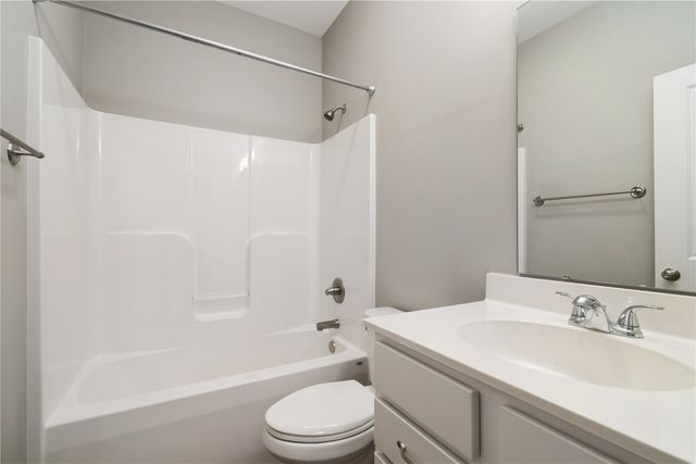 519 Stone Hedge Dr NW, Cedar Rapids, IA 52405