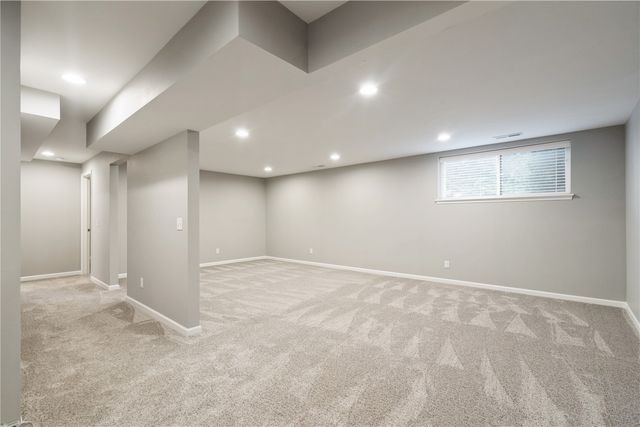 519 Stone Hedge Dr NW, Cedar Rapids, IA 52405