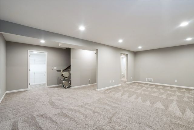 519 Stone Hedge Dr NW, Cedar Rapids, IA 52405