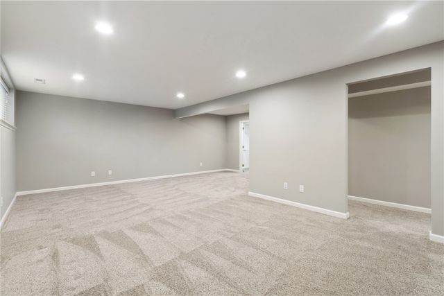 519 Stone Hedge Dr NW, Cedar Rapids, IA 52405