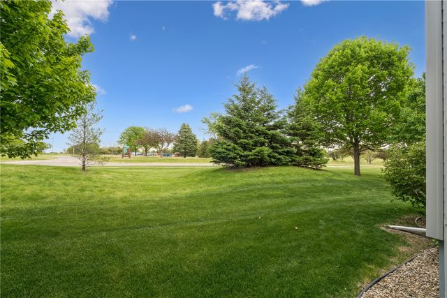 519 Stone Hedge Dr NW, Cedar Rapids, IA 52405