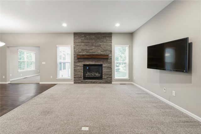 519 Stone Hedge Dr NW, Cedar Rapids, IA 52405