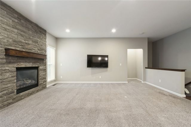 519 Stone Hedge Dr NW, Cedar Rapids, IA 52405