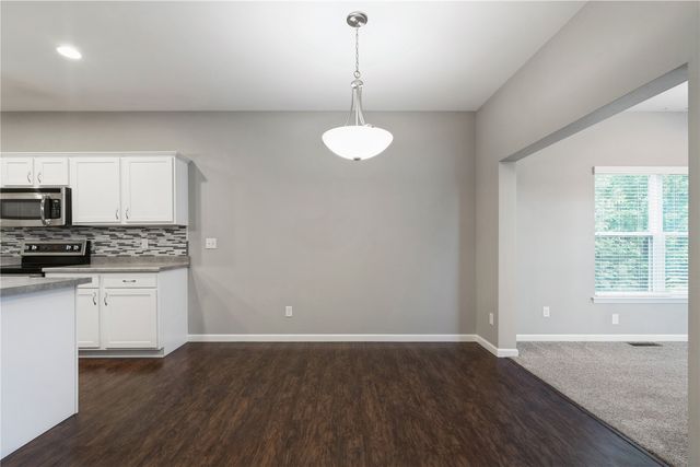 519 Stone Hedge Dr NW, Cedar Rapids, IA 52405