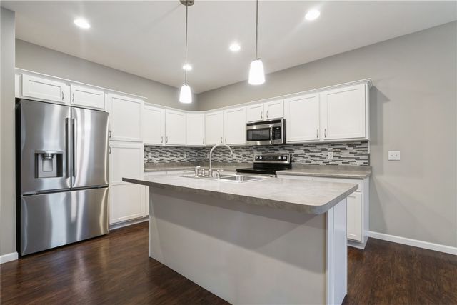 519 Stone Hedge Dr NW, Cedar Rapids, IA 52405