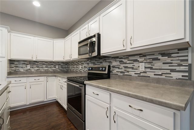519 Stone Hedge Dr NW, Cedar Rapids, IA 52405