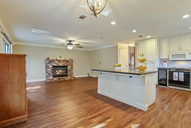 3256 Lakeshore Ct, Stockton, CA 95219