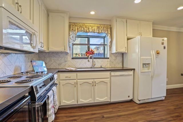 3256 Lakeshore Ct, Stockton, CA 95219