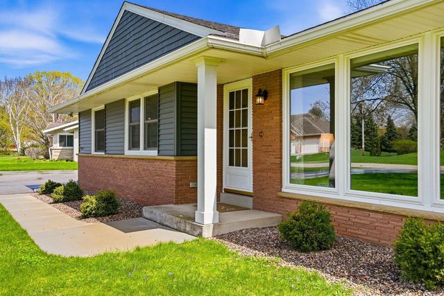 W228N3952 Crescent DRIVE, Pewaukee, WI 53072
