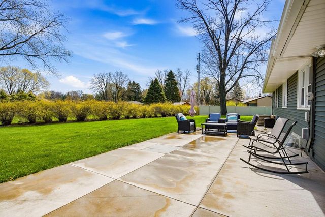 W228N3952 Crescent DRIVE, Pewaukee, WI 53072