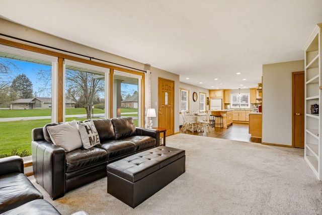 W228N3952 Crescent DRIVE, Pewaukee, WI 53072