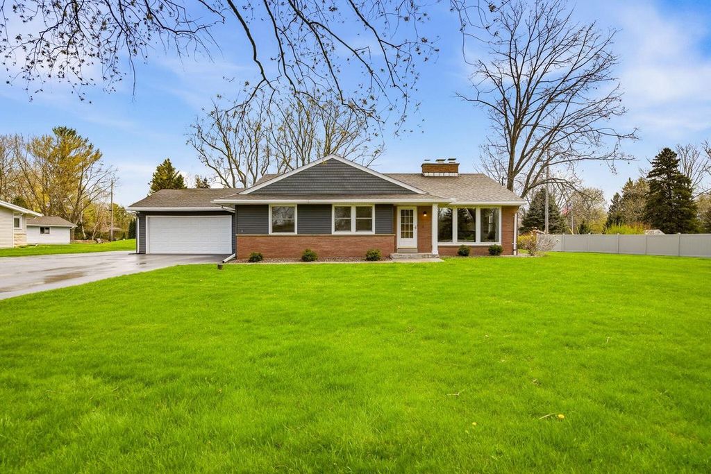 W228N3952 Crescent DRIVE, Pewaukee, WI 53072