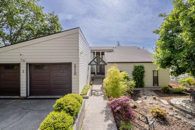 1710 NE Hillcrest Lane, Grants Pass, OR 97526