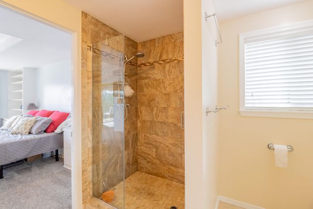 1710 NE Hillcrest Lane, Grants Pass, OR 97526